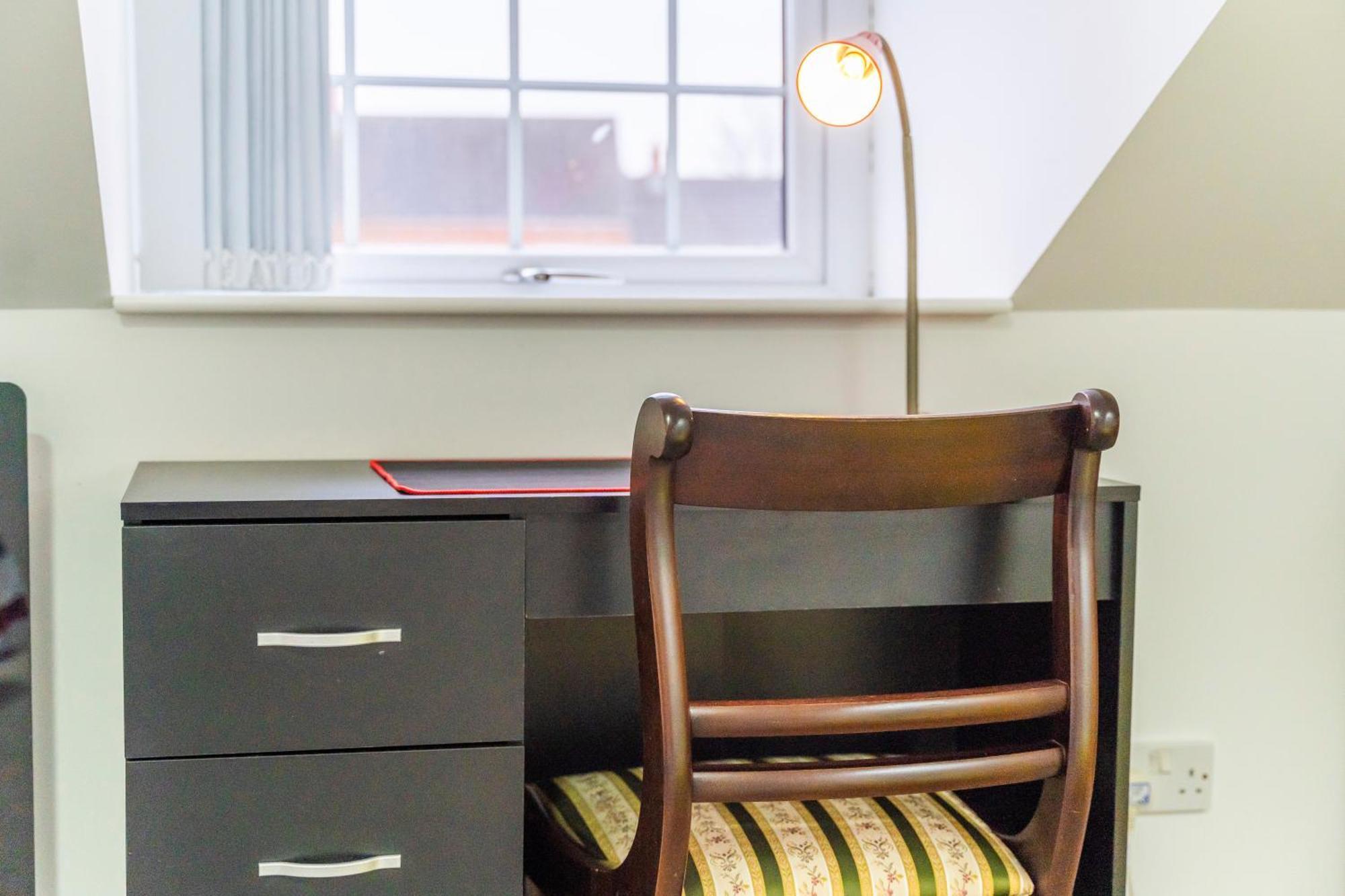 Exquisite 2-Bedroom Penthouse-Sleeps 7-Free Parking With Workstations & High-Speed Wifi Birmingham Exterior foto
